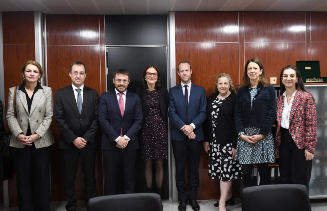 La ministra Ester Molné i el secretari d'Estat Joan León amb els representants del Greco durant la visita al país de l'any passat.