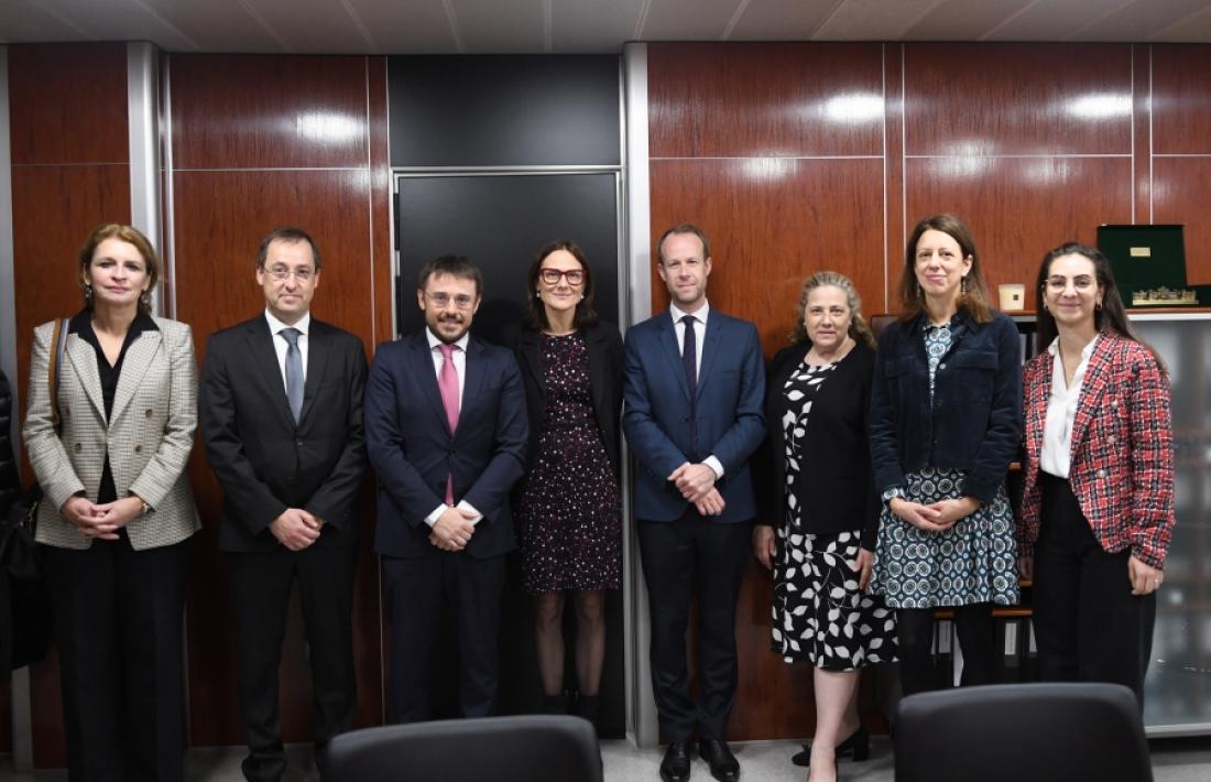 La ministra Ester Molné i el secretari d'Estat Joan León amb els representants del Greco durant la visita al país de l'any passat.