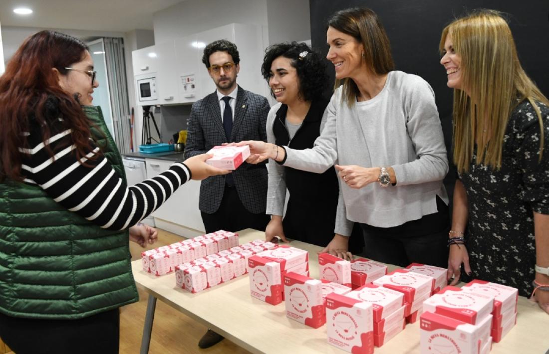 El repartiment de copes i calces menstruals.