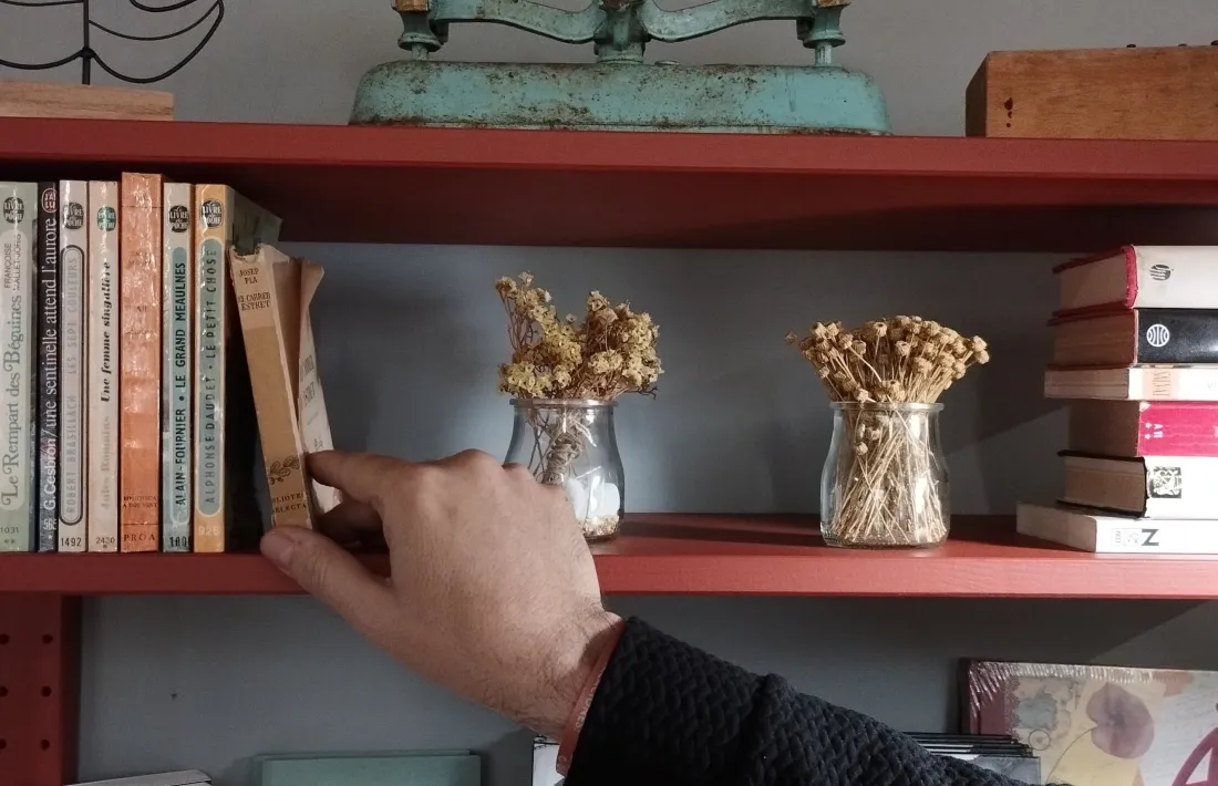 Txema Díaz-Torrent col·loca 'El carrer Estret', una segona edició del 1957, a la llibreria fantasma del Racó de l'Anna.