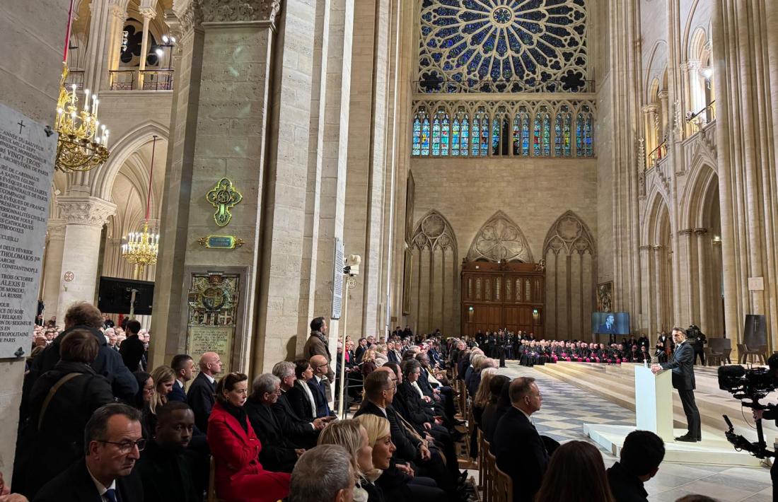 Macron es dirigeix al públic assistent a la inauguració de Notre Dame, on a tercera fila hi ha el copríncep episcopal i arquebisbe d'Urgell, Joan-Enric Vives.