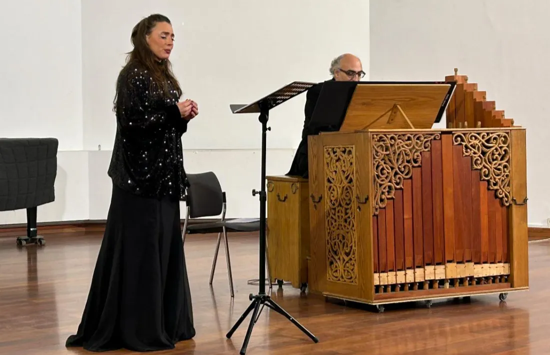 Cantant i organista, a Sant Domènec.