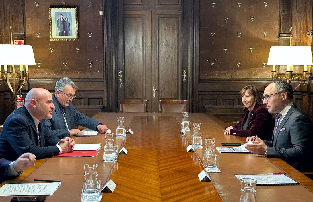 Un moment de la reunió entre Espot i Prieto, avui.