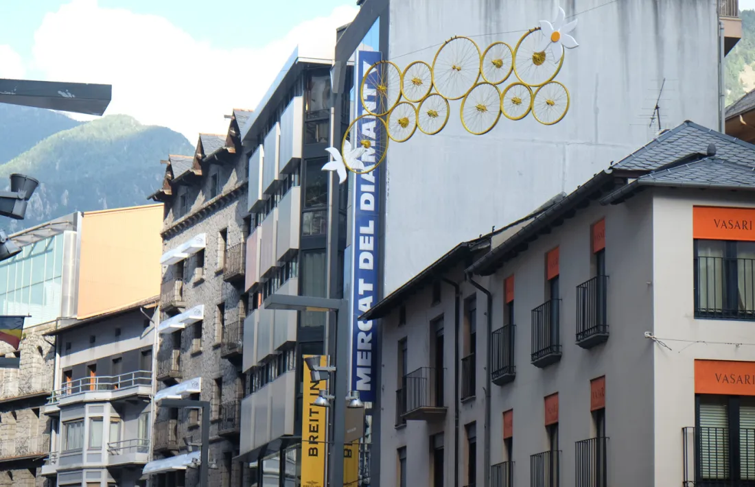 Andorra la Vella engalana els principals eixos comercials per l'arribada del Tour