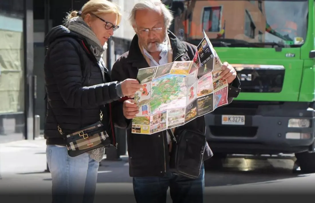 Dos turistes observant un mapa d'Andorra.