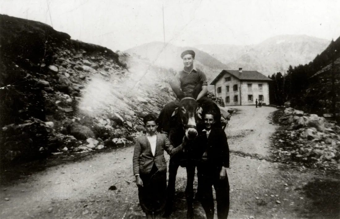 1940: a Incles amb el carro, amb el Peret de cal Martí i el fill dels guardes de la caseta de Fhasa.