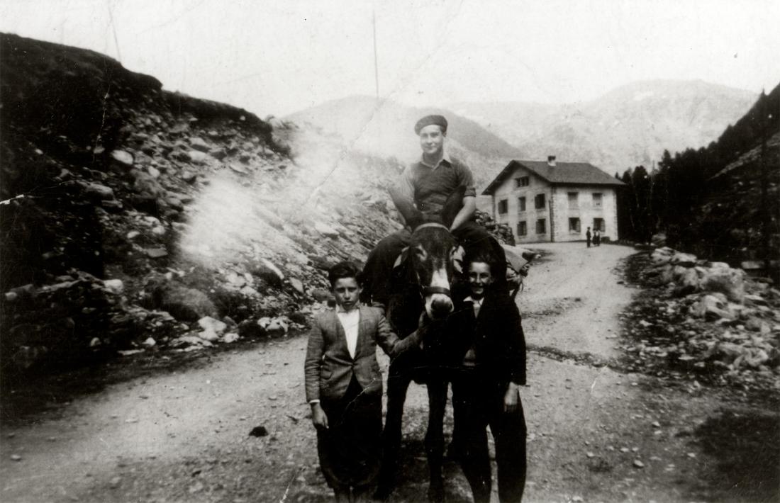 1940: a Incles amb el carro, amb el Peret de cal Martí i el fill dels guardes de la caseta de Fhasa.