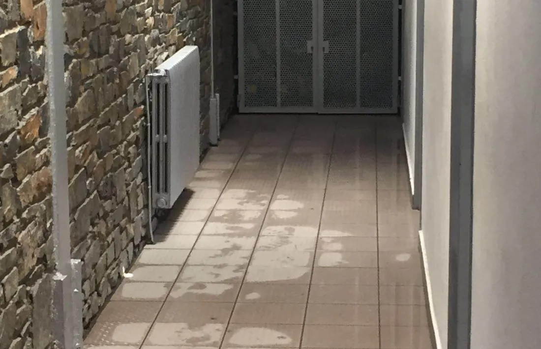 Deficiències en el manteniment al pavelló esportiu de l’estadi comunal