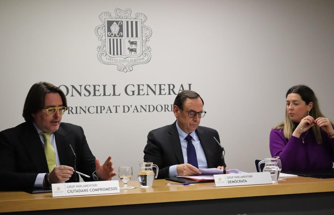 Carles Naudi, Jordi Jordana i Maria Martisella van presentar ahir les esmenes als comptes de la majoria.