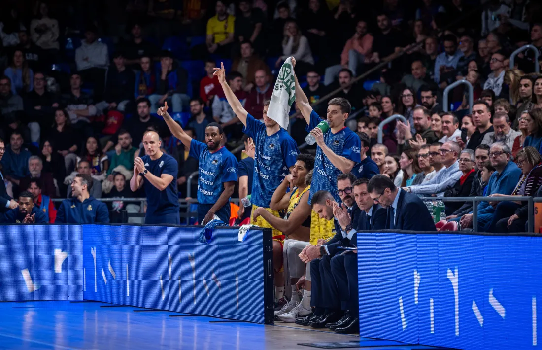 Jerrick Harding, el màxim anotador de l'ACB, va seguir el partit des de la banqueta del Palau Blaugrana.