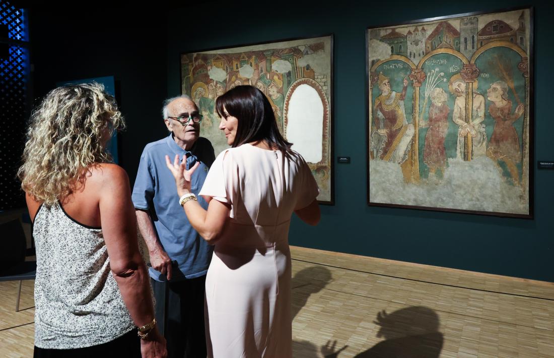Juan Bosch i la ministra Bonell, en la inauguració oficial dels frescos de Sant Esteve a l'Espai Columba, el 6 d'agost.