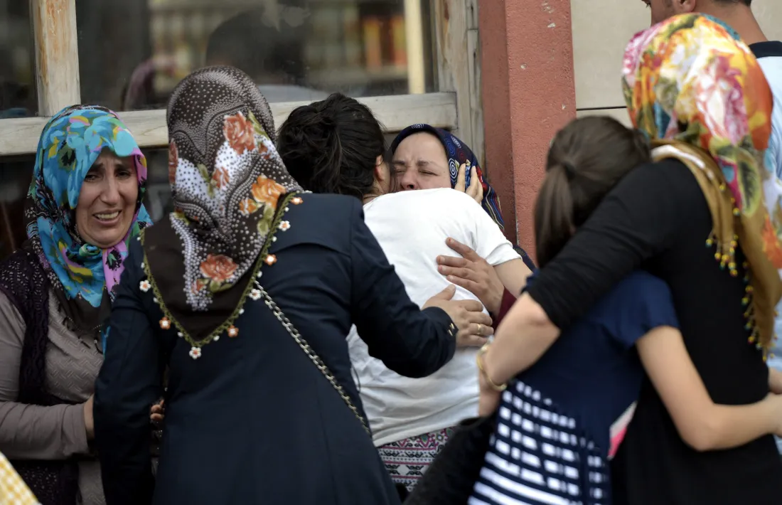 Familiars ploren la mort de les víctimes dels atemptats a Istambul.