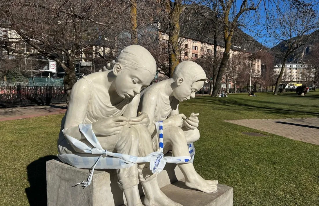 La nena de Calvente s’ha quedat sense mòbil i de passada ha perdut dos dits.