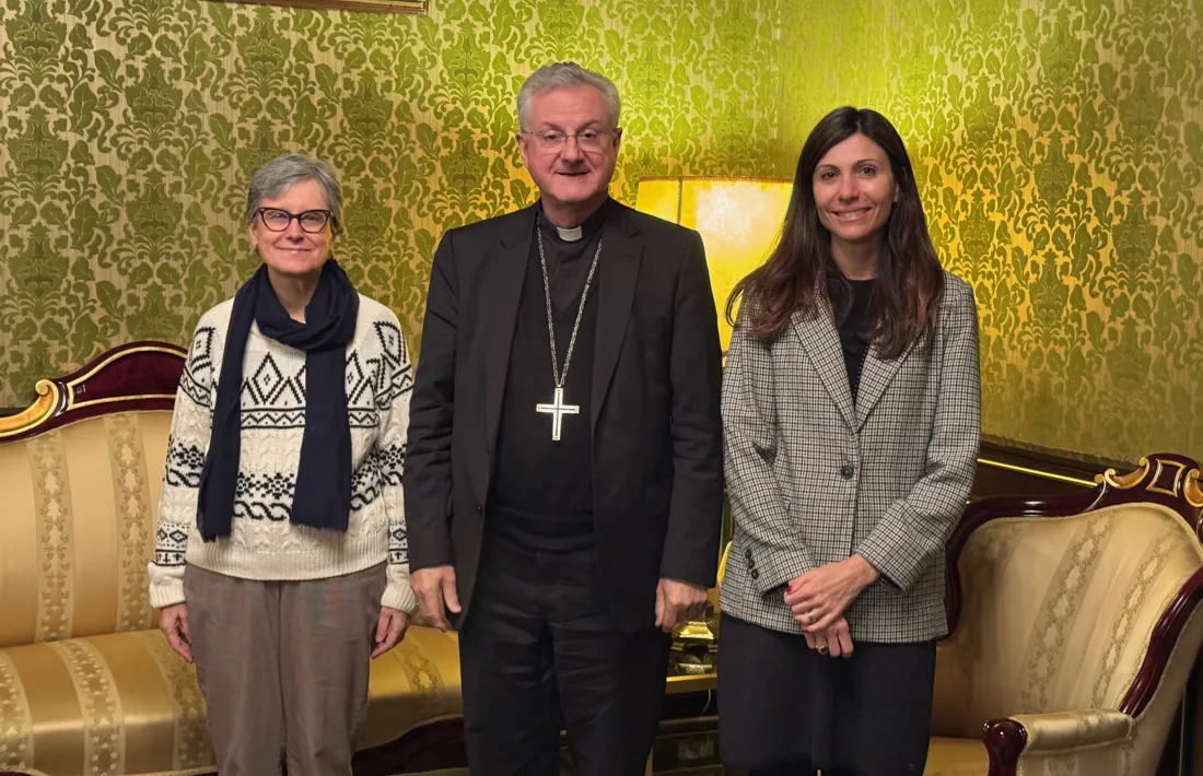  Anna Villas i Vanessa Arroyo amb l'arquebisbe d'Urgell i copríncep d'Andorra, Joan-Enric Vives.