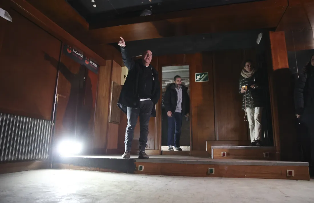 El comissari del L''Andart, Pere Moles, al soterrani de l'hotel Pol, el que queda de l'antiga sala de festes.