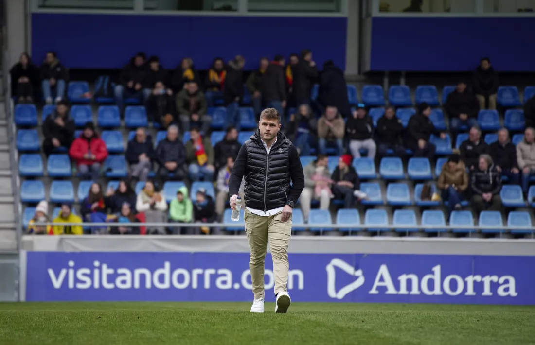Ferran Costa va carregar contra els jugadors al final del partit.