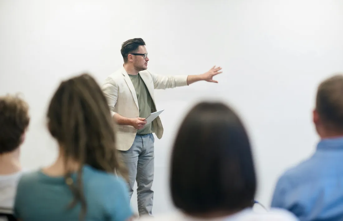 Un professor dirigint una classe.