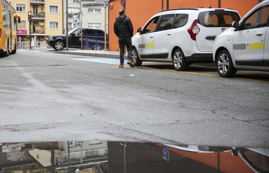 Un parell de taxis en una parada al centre d'Andorra la Vella.