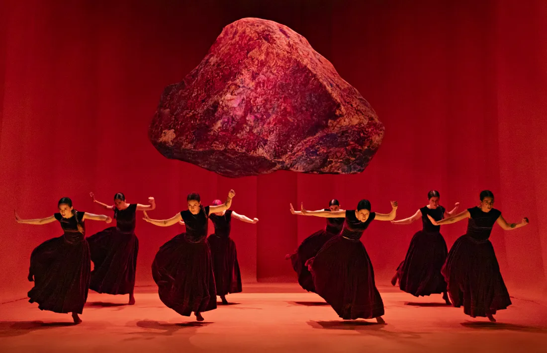 Les ballarines de ‘Dique’ combinen les arrels folklòriques i la dansa contemporània.