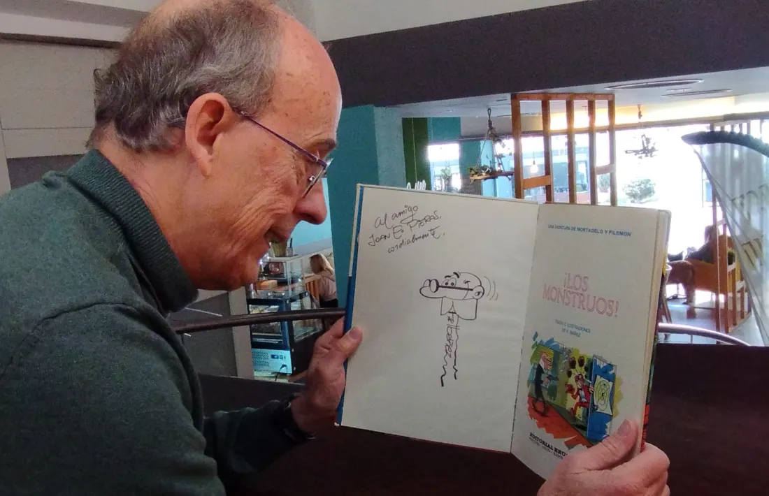 L’exemplar de ‘Los monstruos’ que li vaig enviar perquè em dediqués i que va ser l’inici de la nostra amistat.