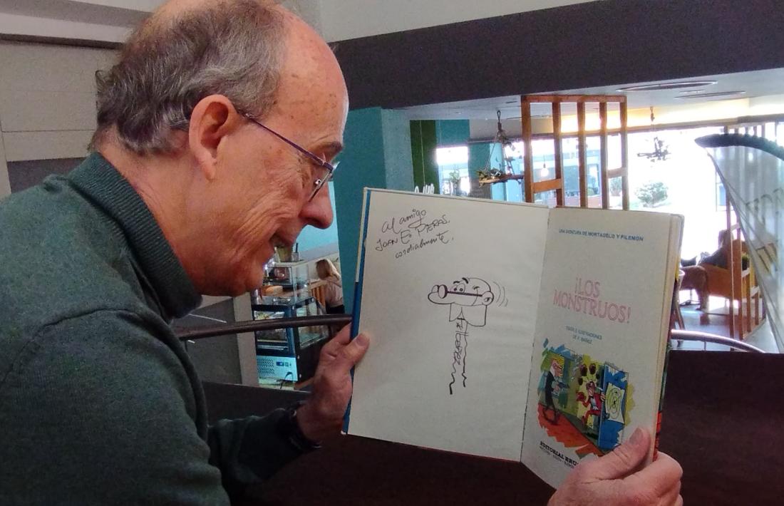 L’exemplar de ‘Los monstruos’ que li vaig enviar perquè em dediqués i que va ser l’inici de la nostra amistat.