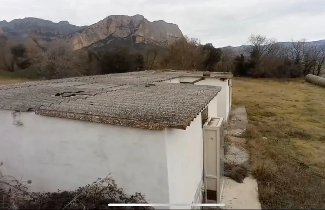  Els sostres dels edificis de serveis de l’antic camp de futbol preocupen el regidor de Compromís.      .
