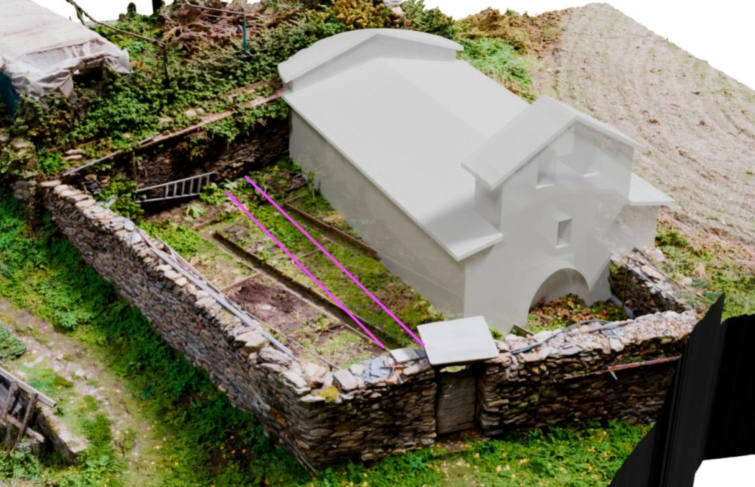 Projecció de l’església de Sant Miquel de Prats a l’hort del mossèn, una hipòtesi que s’ha demostrat errònia. En rosa, possible localització del mur de ponent que es buscarà en un segon sondeig.