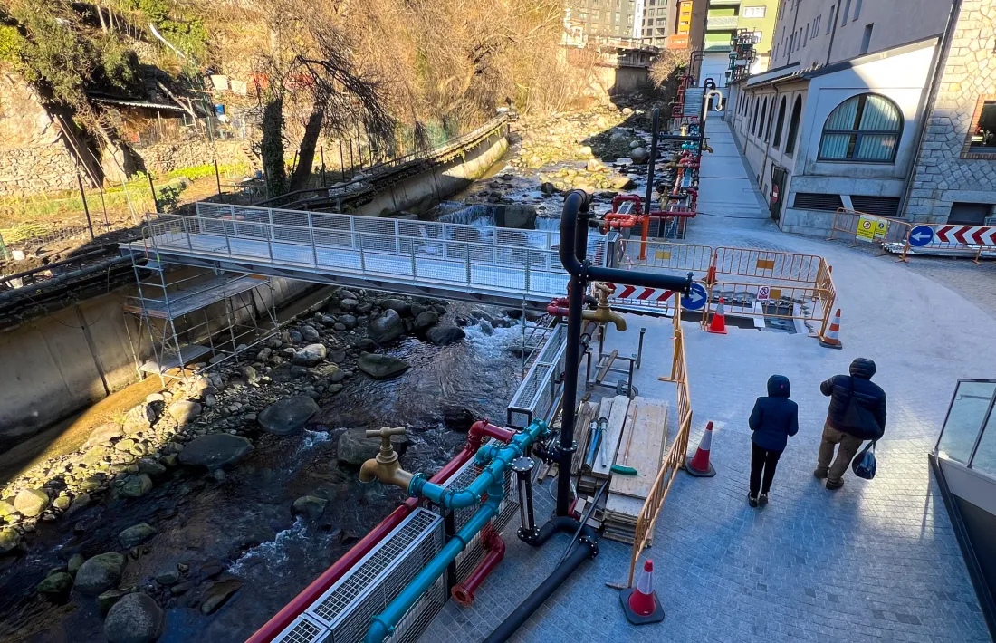 Construïda en una foneria de Lleida amb ferro galvanitzat, l'estructura fa 18,5 metres de llarg i pesa 14 tones.