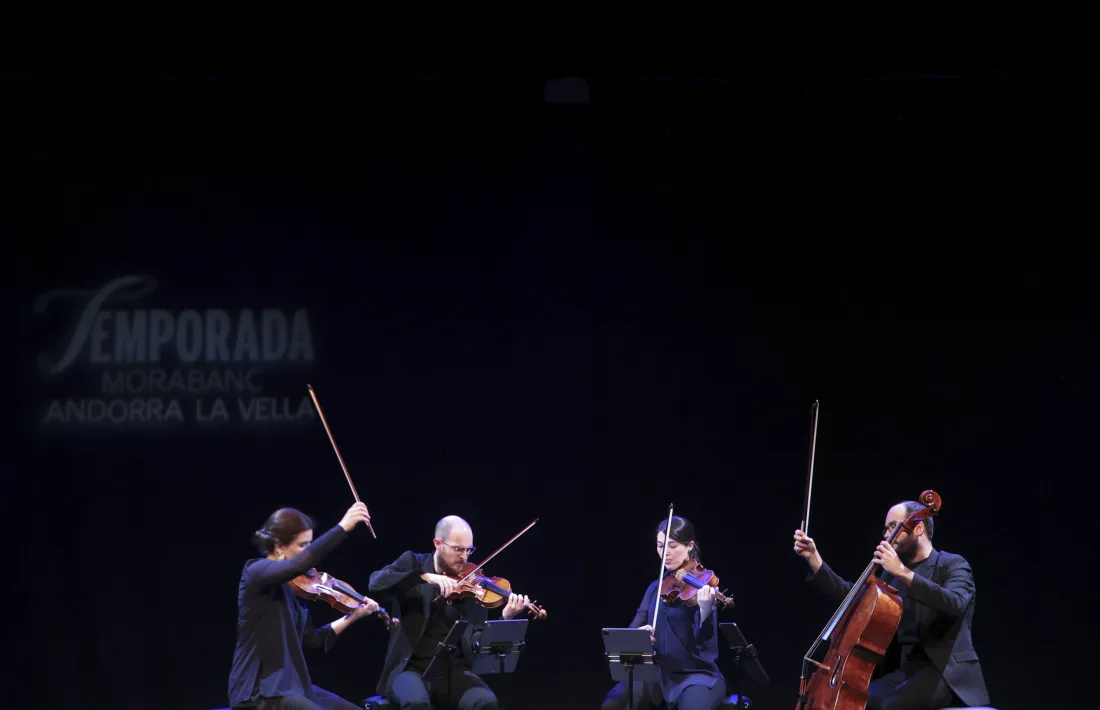 La violinista Helena Satué, primera per l'esquerra, va ser la protagonista inesperada de la nit.
