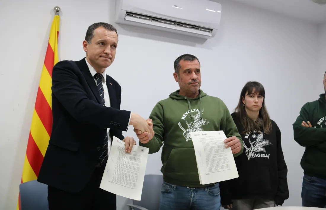 Els representants dels pagesos amb el conseller d'Agricultura, Òscar Ordeig. 