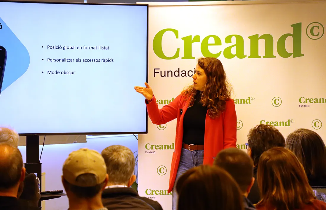 La tècnica de banca online i nous canals de Creand, Judit López, durant el taller.