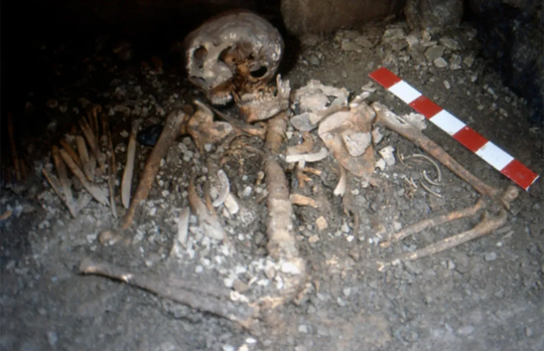 Restes de la dona i el nadó, tal com van ser trobats a la Feixa del Moro.