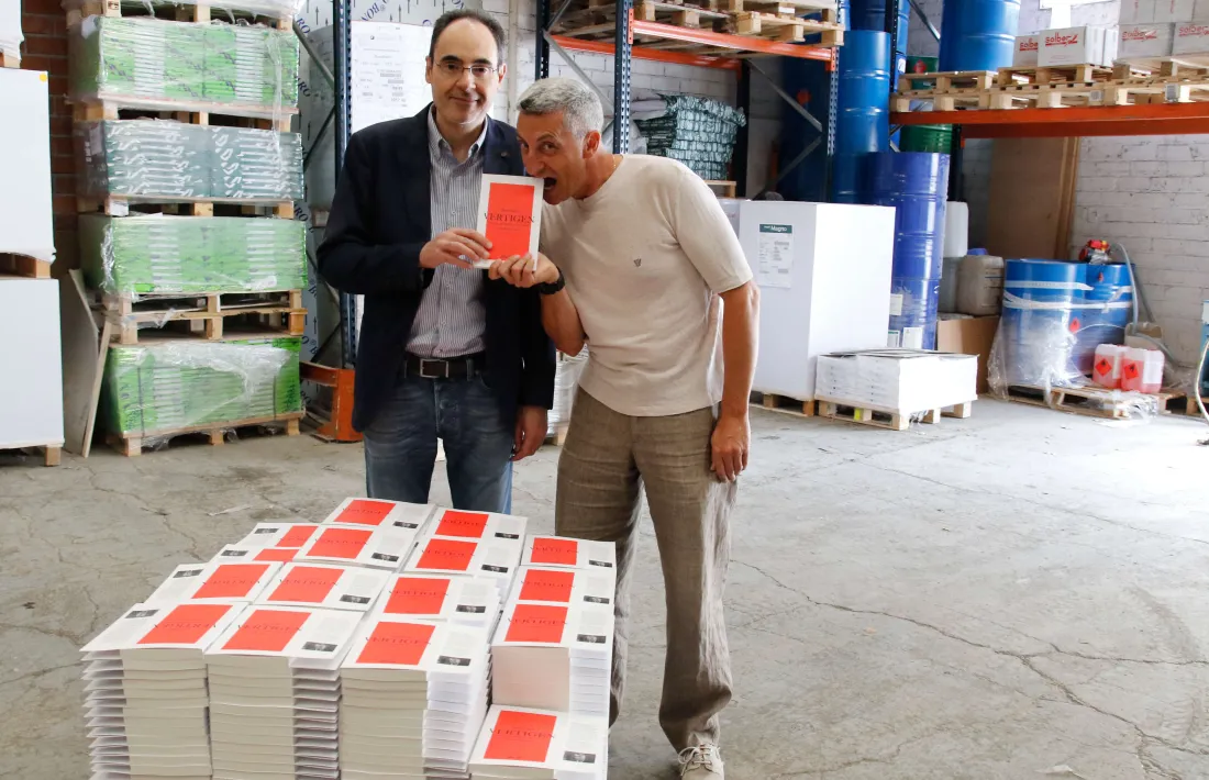 L’editor, a l’esquerra, amb l’escriptor Manel Gibert (‘Vertigen’): era la tardor del 2017, l’editor engegava etapa, tot sol al capdavant de l’editorial, i nova línia, des d’aleshores enfocada en els autors locals.