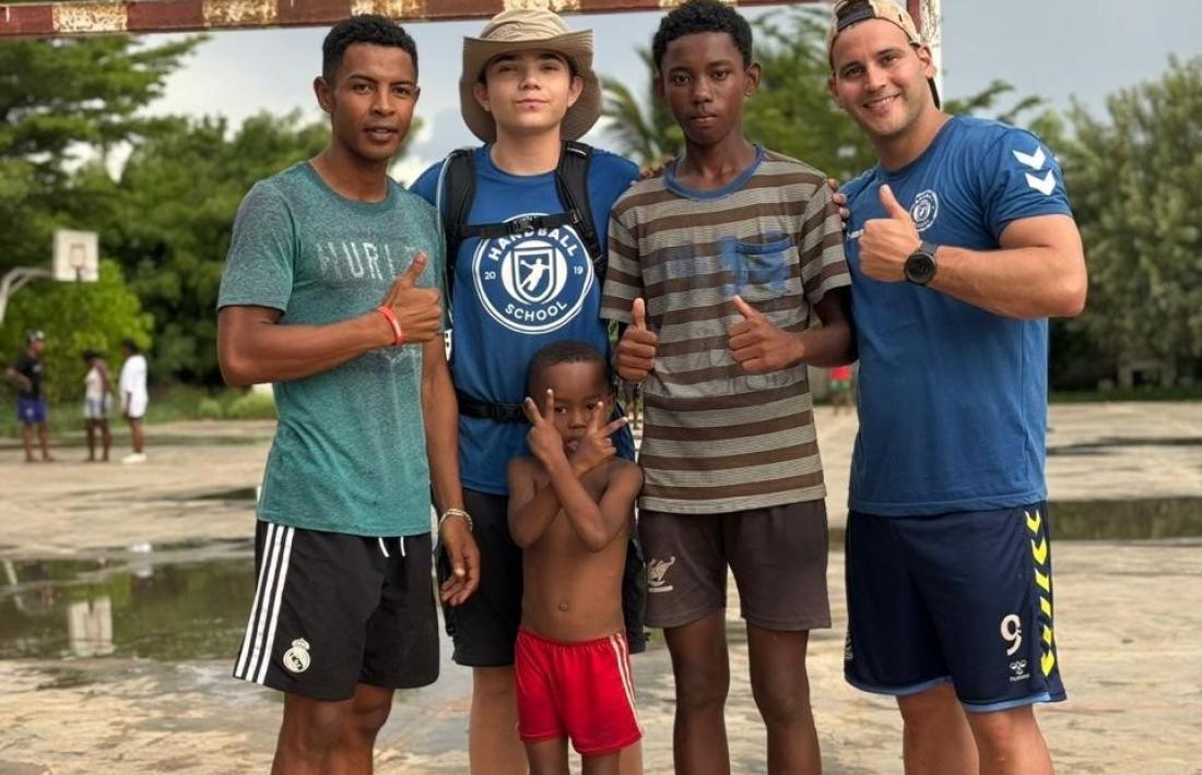 David Varas, el segon per l'esquerra, durant l'estada a Madagascar.