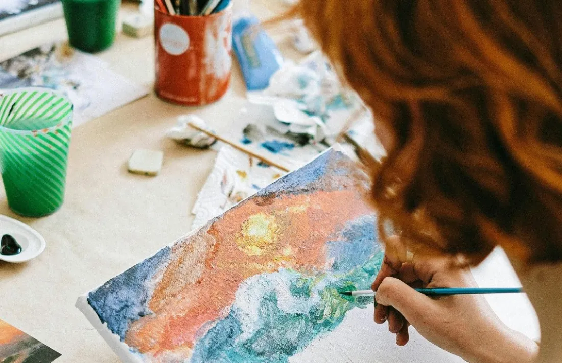 Una artista pintant un quadre.