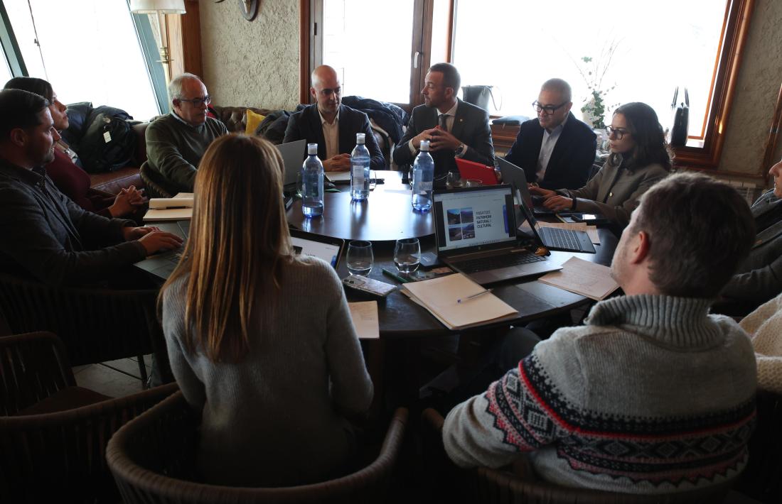 Torres durant la reunió amb els membres i experts d'ONU Turisme i representants del Comú d'Encamp.