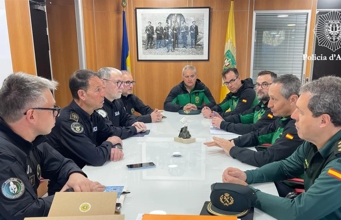 Un moment de la reunió entre la direcció de la policia i els alts comandaments del grup de rescat especial d’intervenció en muntanya de la guàrdia civil.