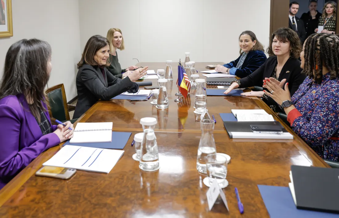 Un moment de la reunió de Tor amb l'encarregada de negocis de l'ambaixada dels Estats Units, Rian Harris.