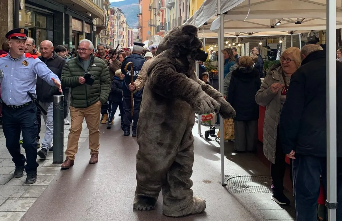  L’ossa passejant pel mercat de la ciutat, en l’edició de l’any passat. 