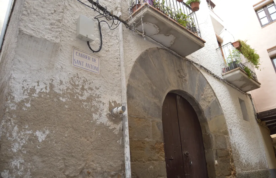 L’edifici és propietat del Bisbat, cedit al consistori peramolí per un període de deu anys. 