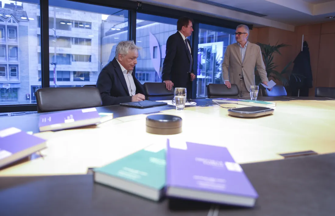 Ribas, Abril Campoy i Bartumeu presentant els dos llibres.