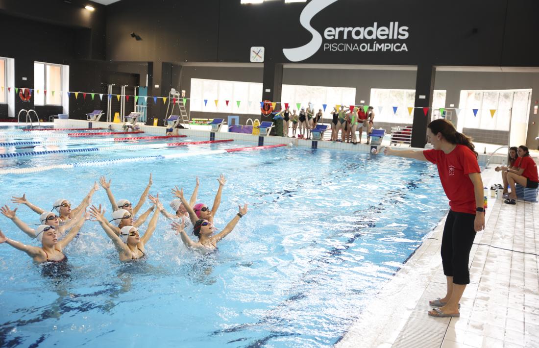 Laura Amorós dirigint l’entrenament al Natació Artística Serradells.