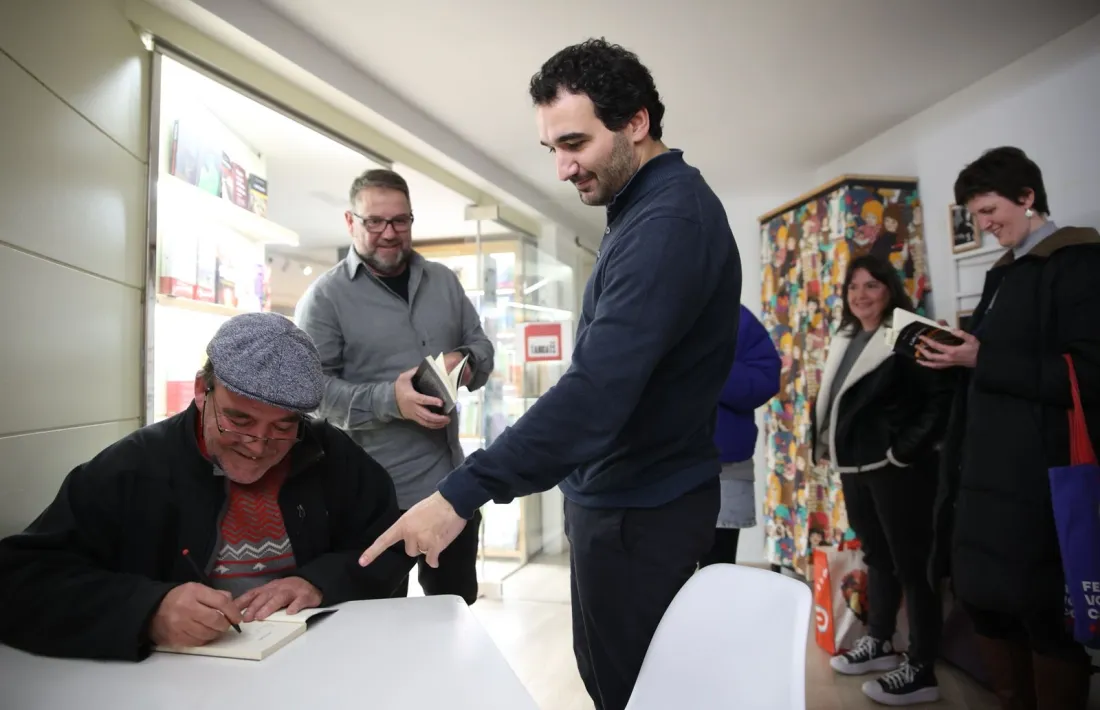 L’autor firma un exemplar de ‘Colls d’ampolla’ a l’editor de Trotalibros, Jan Arimany.