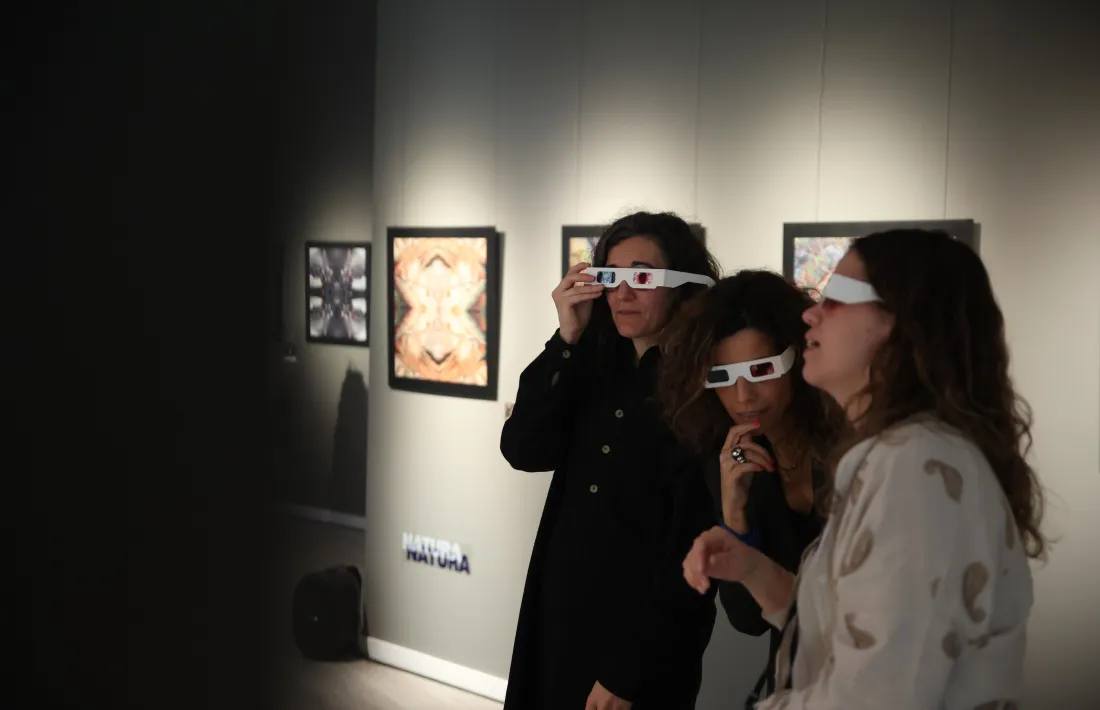 Les fotos estereoscòpiques s’han de veure amb ulleres 3D, que faciliten a l’entrada i que s’han de tornar.