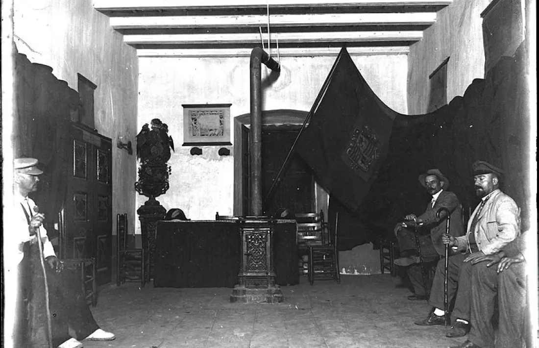 La sala de plens de Casa de la Vall amb la bandera del 1863.