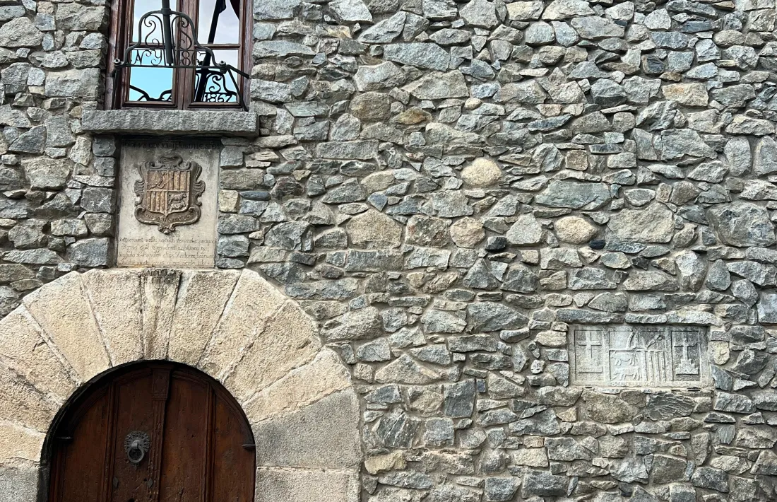 Els dos escuts de pedra de Casa de la Vall: un, del XVII, i l’altre, del XVIII.