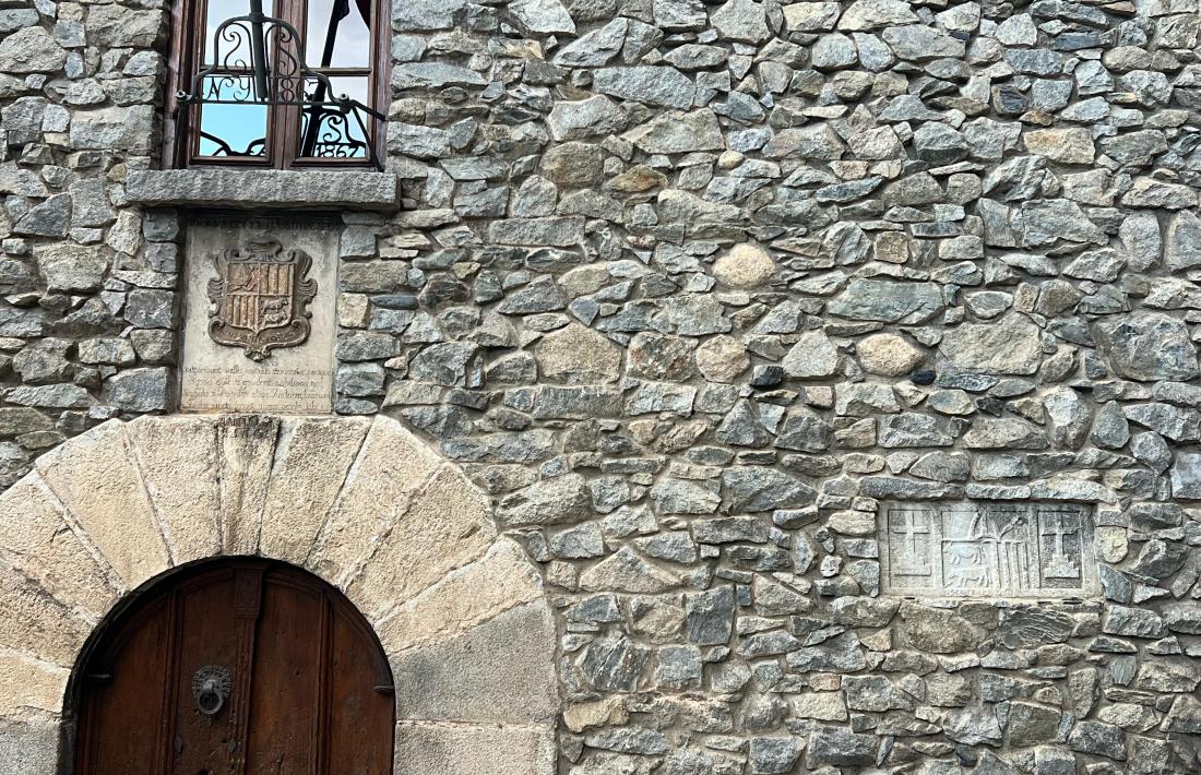 Els dos escuts de pedra de Casa de la Vall: un, del XVII, i l’altre, del XVIII.