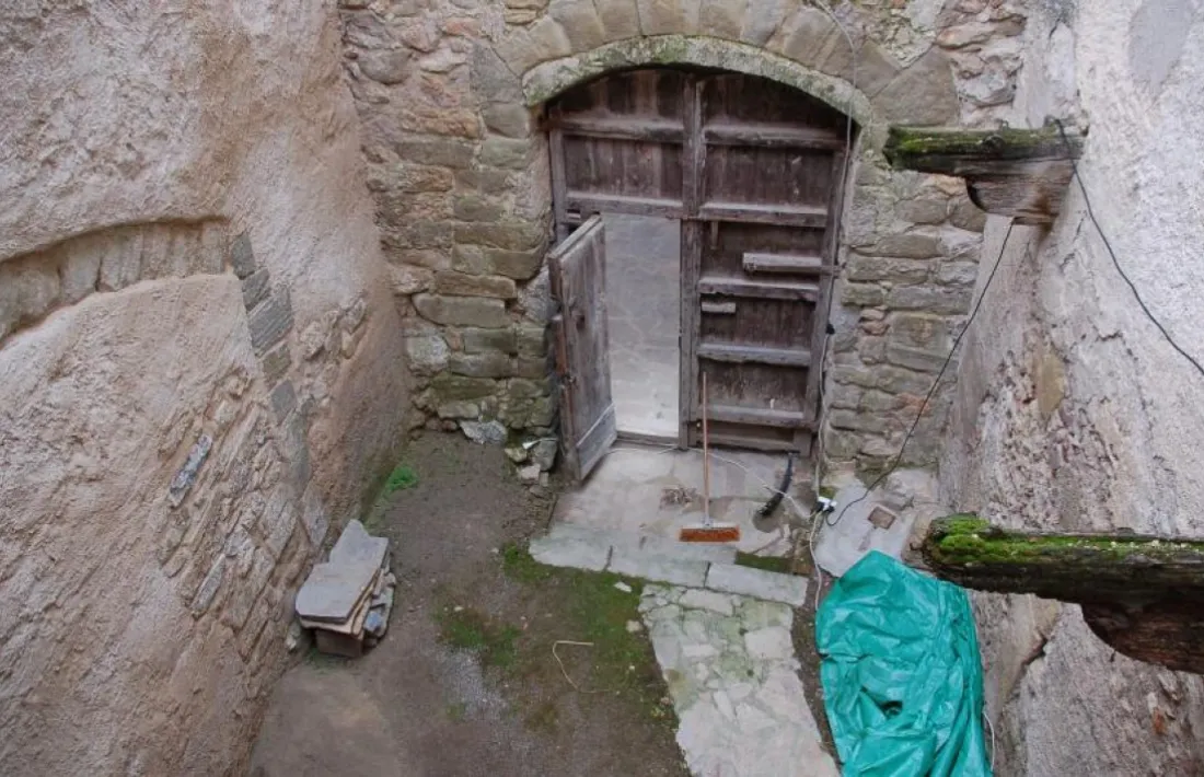 Una altra vista de l’interior del pati sense coberta; les aigües, explica Fornés, ja van fer caure l’escala.