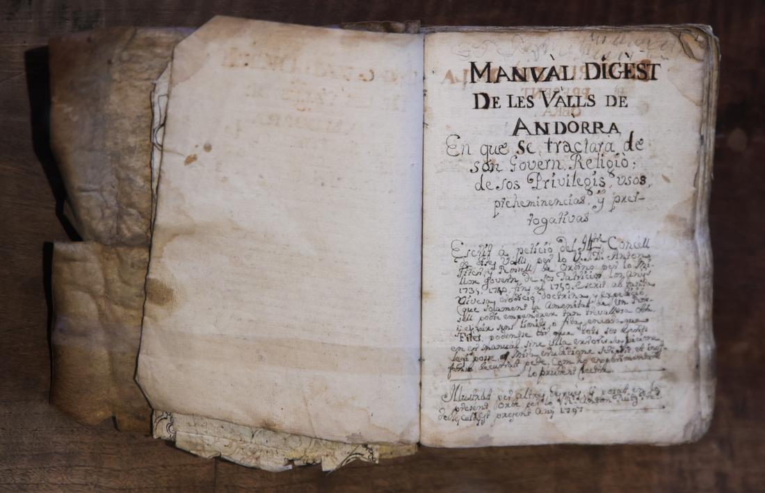 La primera de les 676 pàgines del ‘Manual Digest de les Valls d’Andorra’.