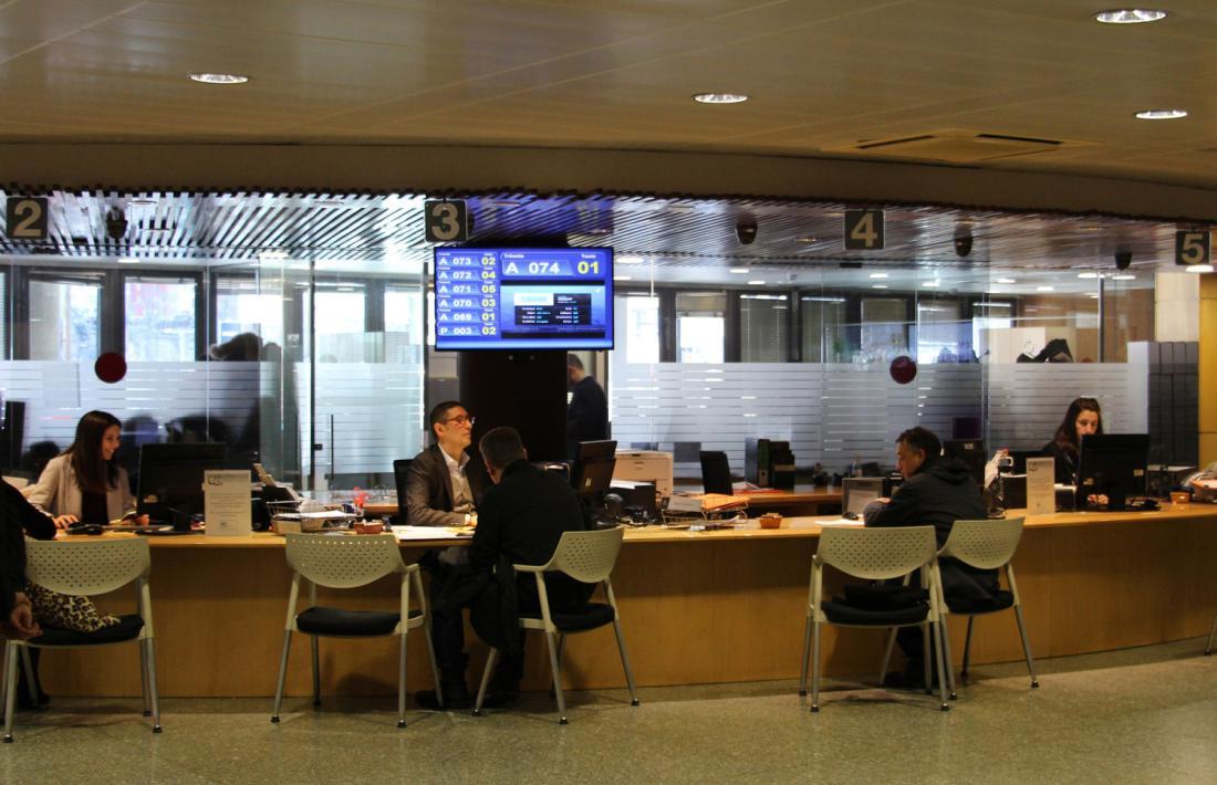 Treballadors públics atenent ciutadans al servei de tràmits del Govern.